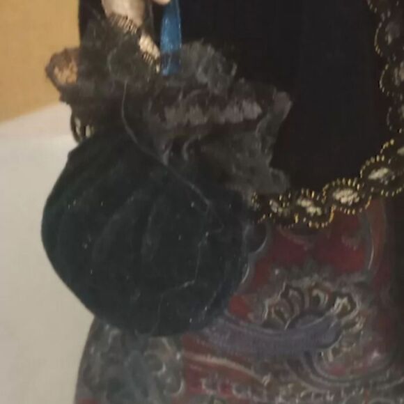 Dynasty Sweetheart Porcelain Doll 17" Talk. Long Wavy Hair, Victorian Style. - Picture 4 of 8